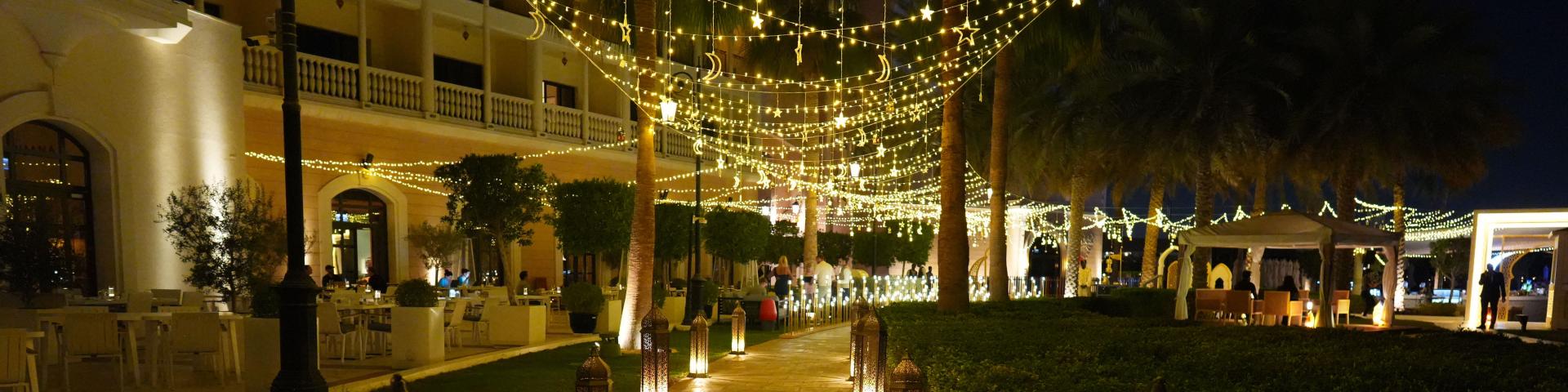 The Ritz-Carlton Abu Dhabi, Grand Canal – Pałacowy Luksus nad Wodą
